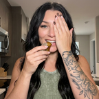 Nainen käyttää Lyffe BeautyBrushia aamulla